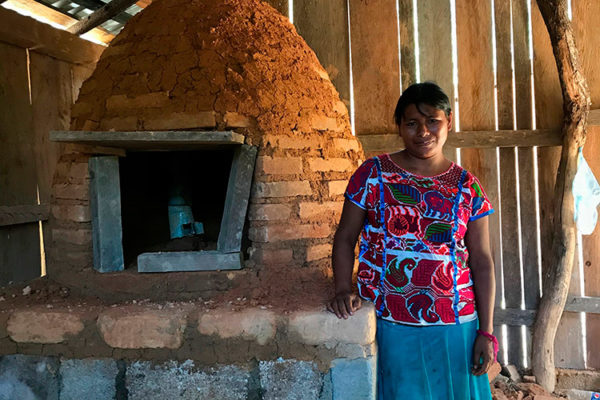 Lucía de Itia Tío, es madre de familia, por medio de su emprendimiento de panadería y producción de biscotti impulsa su desarrollo y el de sus hijos al invertir en su educación.