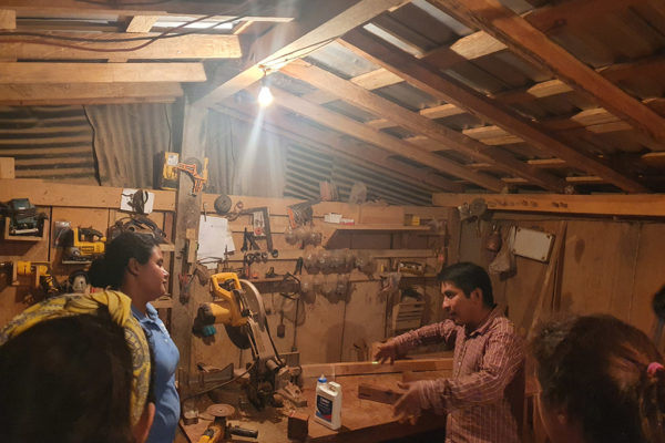 Eloy de Itia Tío, es esposo de Lucía, junto con su emprendimiento ha logrado sacar adelante su familia por medio del proyecto de carpintería, en donde produce de manera local puertas, casas y tablas para cortar.