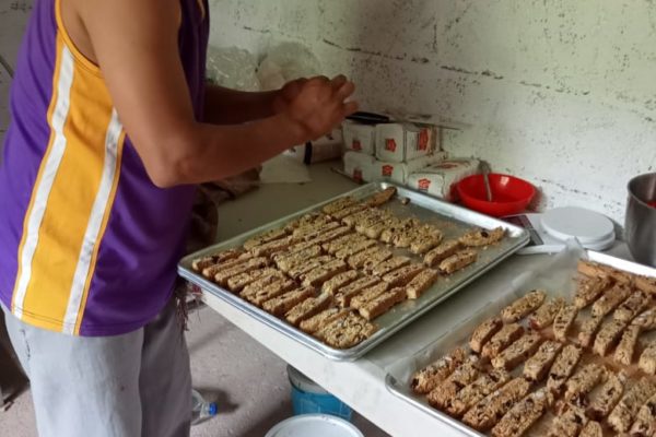 Alfredo es un panadero de El Naranjo, por medio de su emprendimiento vende pan en las distintas comunidades para solventar a su familia, su especialidad son los biscotti de almendras.